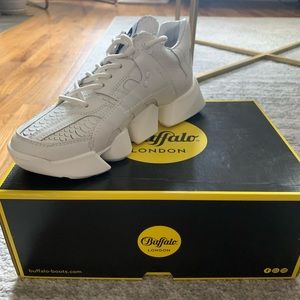 BRAND NEW BUFFALO LONDON SNAKESKIN SNEAKERS
